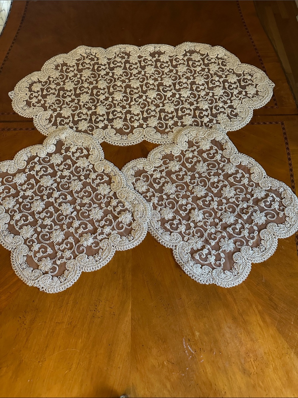NEW Elegant ivory & Gold Lace Placemats and Runner Set - Home Dining